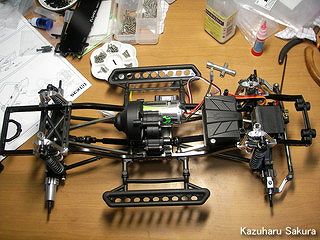 Axial(アキシャル)・SCX10・ジープ ラングラー G6 製作記 ～ シャーシの組み立て ～ バッテリートレイの取り付け２